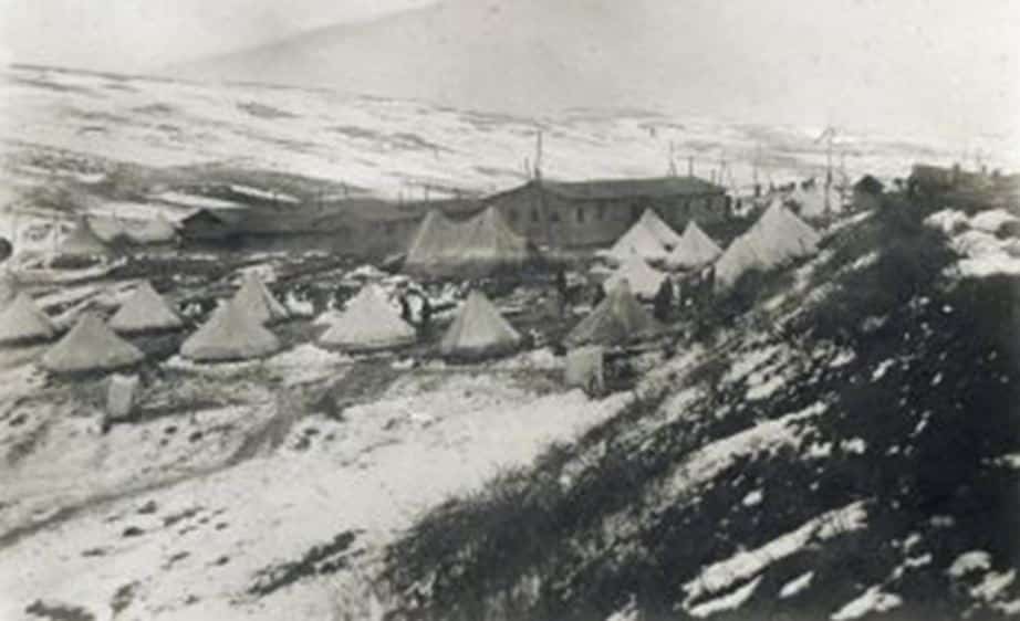 Görsel. Balkan Savaşı yıllarında, Kızılay'ın Hadımköy'deki hastanesinden bir fotoğraf. Kolera hastalarının tutulduğu çadırlar görülmektedir.
