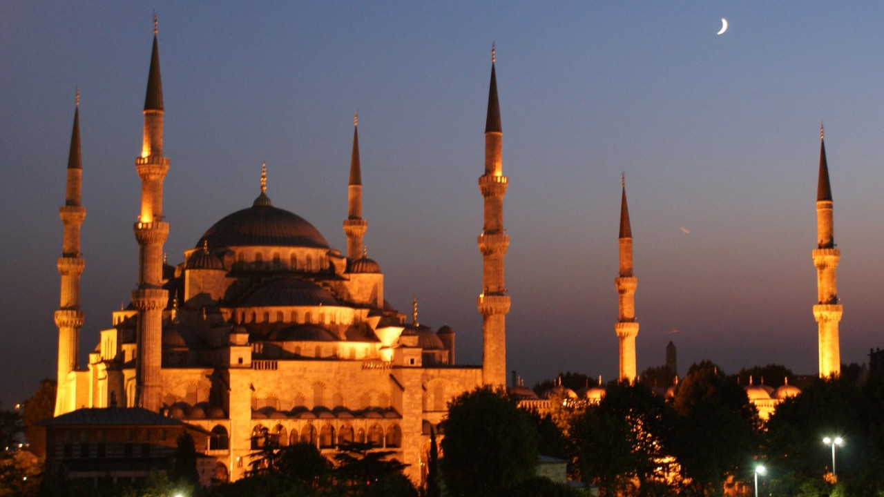 crescent-moon-over-the-blue-mosque-5LDN_cover.jpg