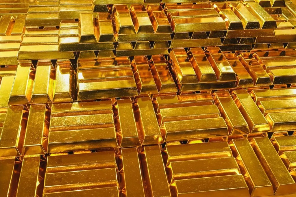 gold-prices-hit-record-highs-as-investors-hunting-for-safe-haven-assets1596452919.jpg
