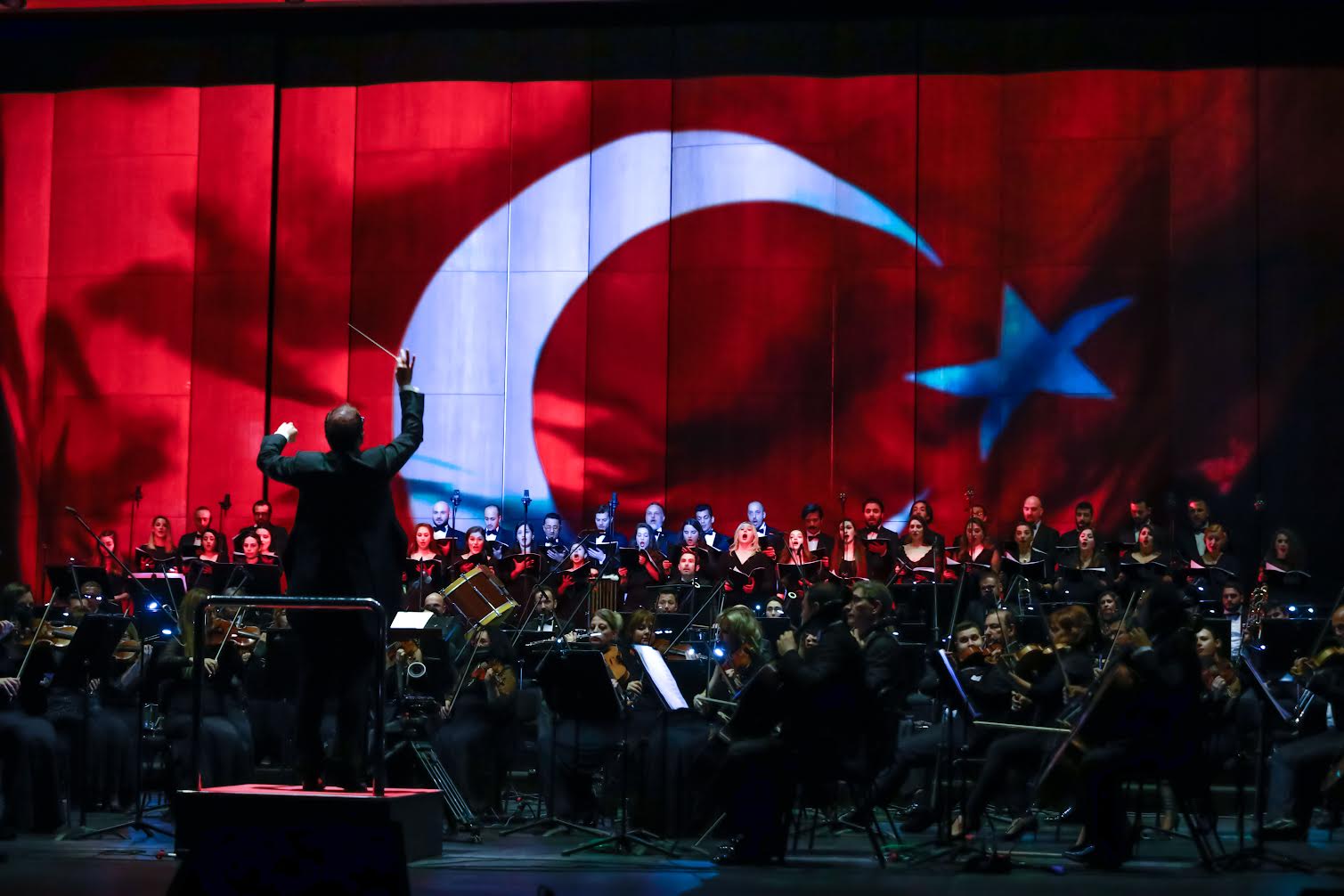 AKM-Turk-Telekom-Opera-Salonunda-Gala-Gecesine-Ozel-Performans.jpeg